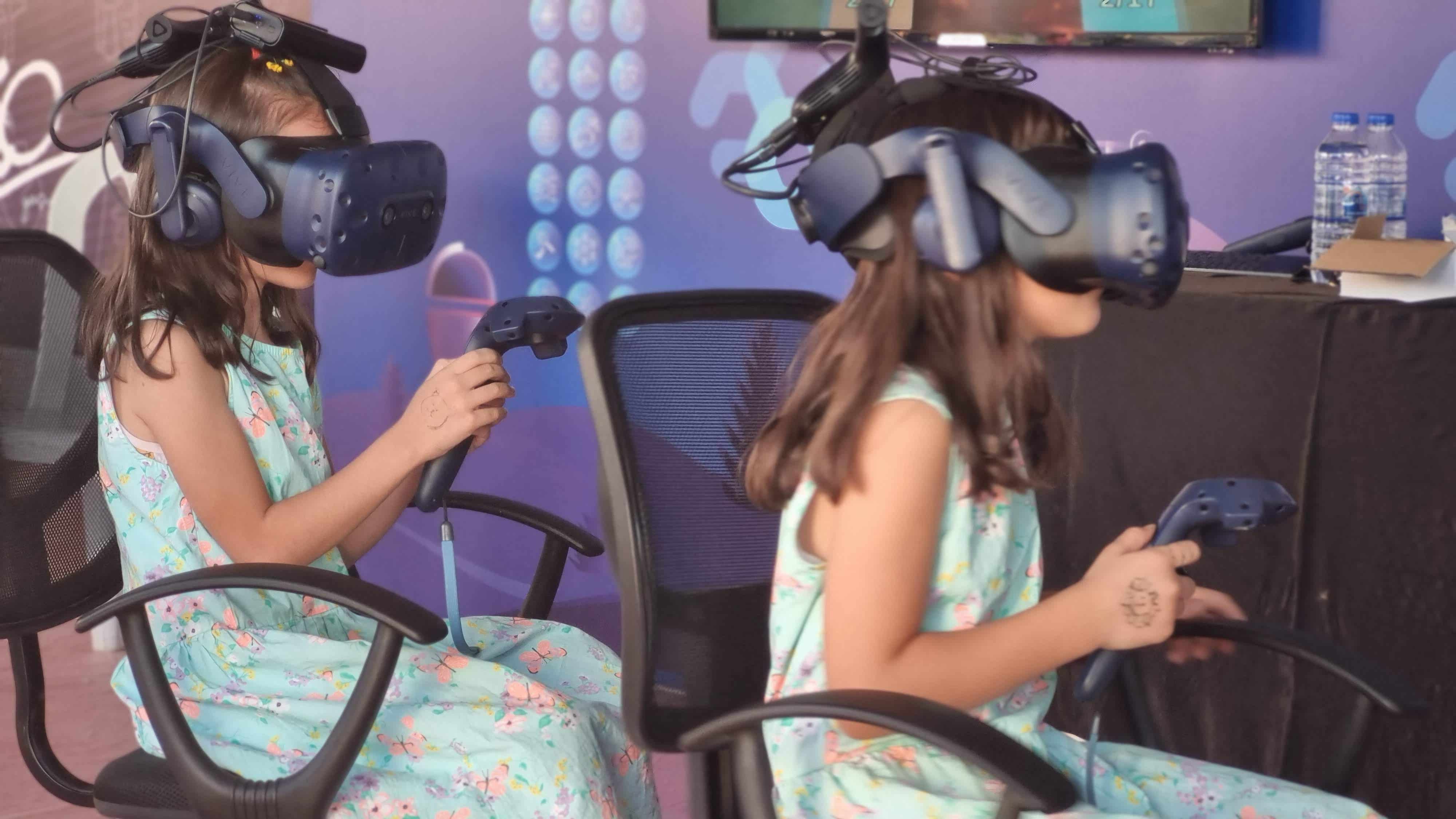 VR House 4 adet mobil VR sistemi ile okullarda VR etkinliği düzenlemeye başladı.