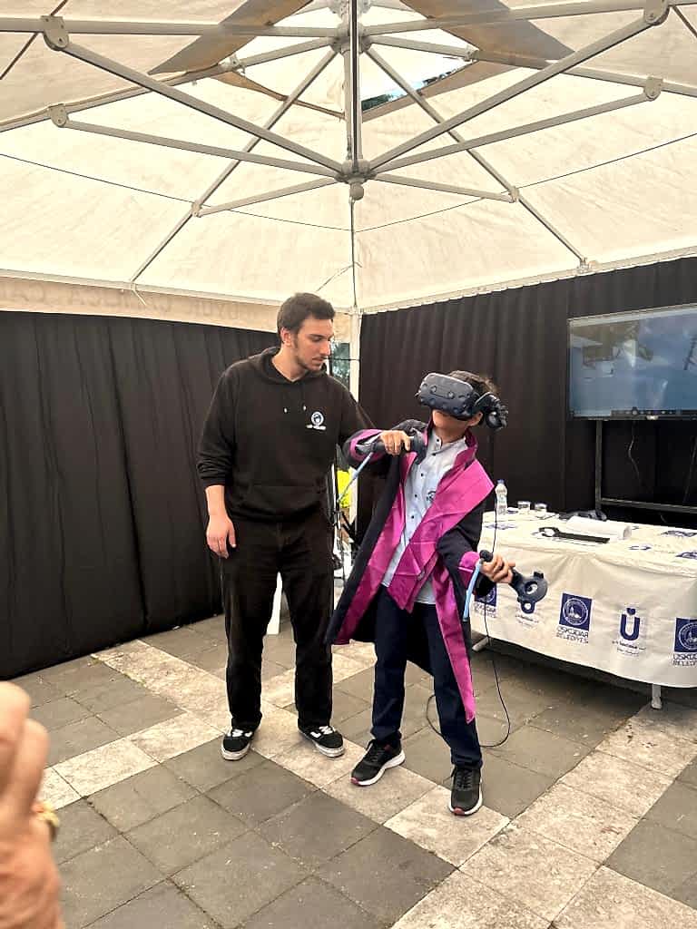 Üsküdar Çocuk Üniversitesi 7. Mezuniyet Töreni'ni, VR Heyecanı ile kutladı.