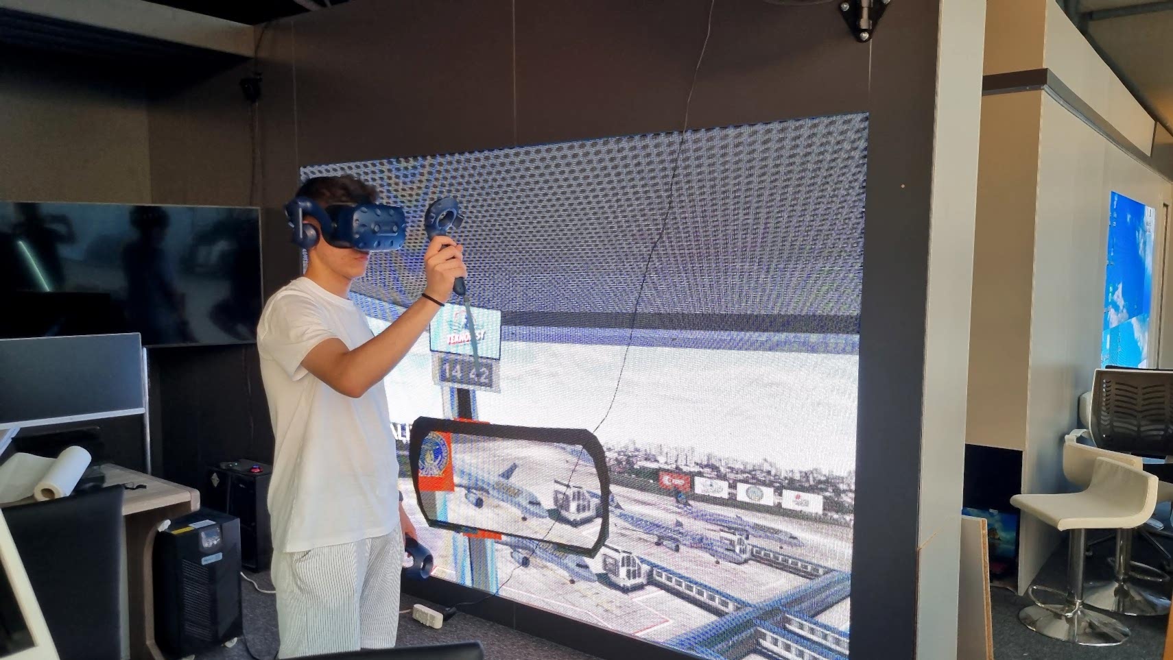 DHMİ işbirliği ile İzmit Teknofest'te VR Hava Trafik Kontolörü Simülatörü Oyunu'na büyük ilgi